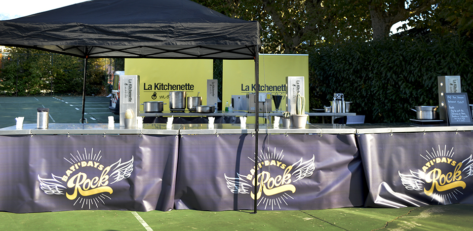 Tout d'abord La Kitchenette Mobile : une cuisine transportable qui s’adresse à tous les professionnels de l’organisation d’événements : agences événementielles, service événementiel des entreprises et collectivités,  organisateurs de réception, galeries marchandes…